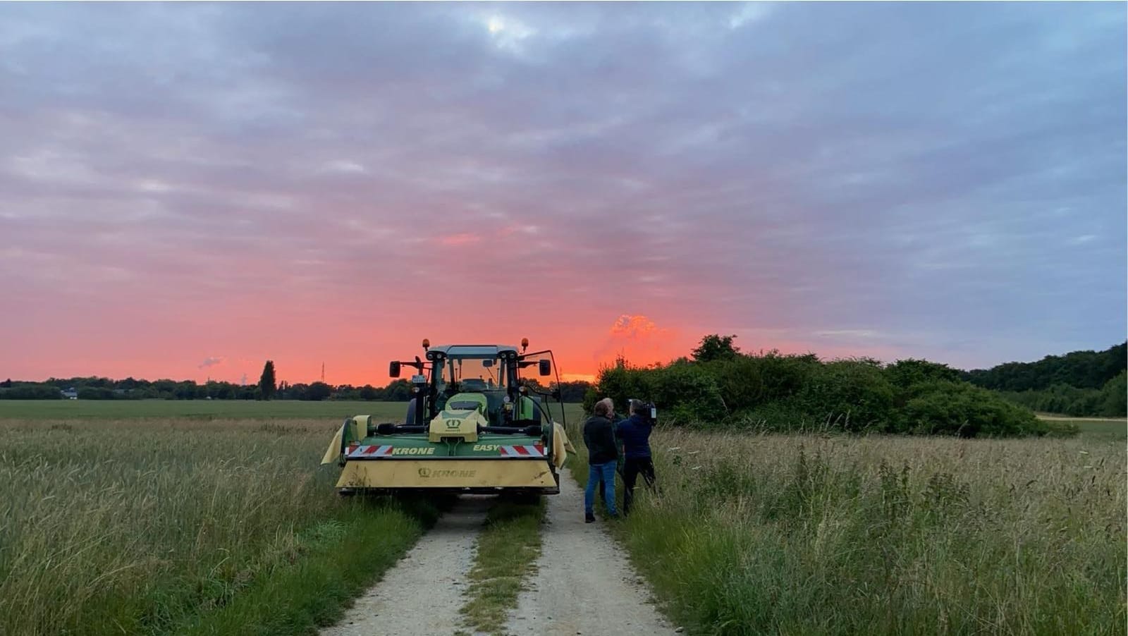 Traktor im Einsatz auf einem Feldweg